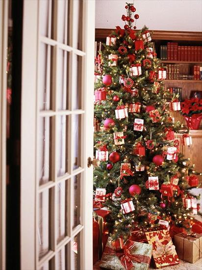 Choinka pomysly - 8-fresh-ideas-for-christmas-tree-decorating-little-presents-christmas-tree.jpg