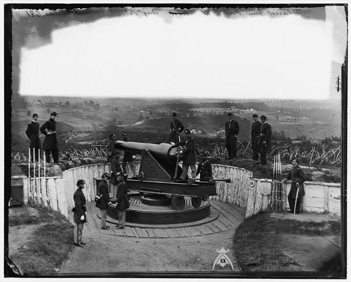 Marynarka, artyleria - libofcongr230 District of Columbia. Officers of C...ott gun on iron barbette carriage at Fort Totten.jpg