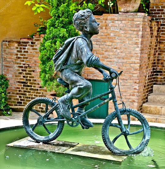pomniki - Rzeźby ze stali chłopca jeździć rowerem pomnik  Zdjęcie stockowe-the-sculpture-steel-of-boy.jpg