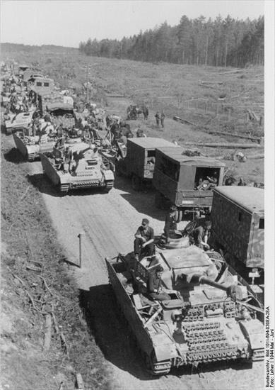 pozostałe z Bundesarchiv - Bundesarchiv_Bild_101I-694-0308A-28A,_Russland,_Panzer_IV_und_Transport-Kolonne.jpg