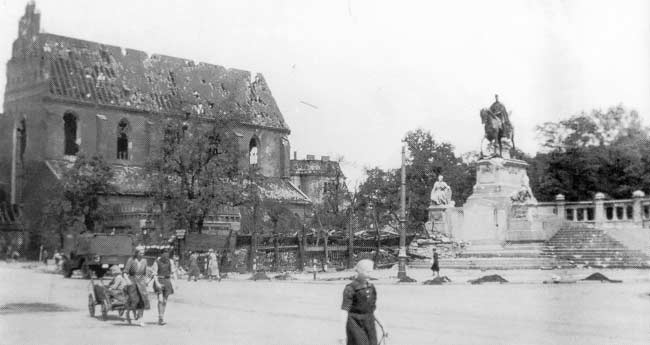 Wrocław 1945 - Pomnik Wilhelma I_01_Świdnicka_zniszczenia.jpg