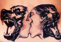 TATUAŻE - Women kissing with dogs behind tatoo 31.JPG