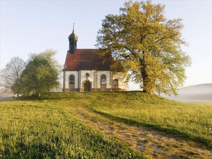 Tapety na pulpit - Chapel on the Hill, Franconia, Bavaria, Germany.jpg