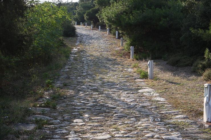 Rzym starożytny - drogi - obrazy - 1280px-Kavala_egnatia_2. Fragment drog iVia Egnatia   pod Kawalą Grecja.JPG