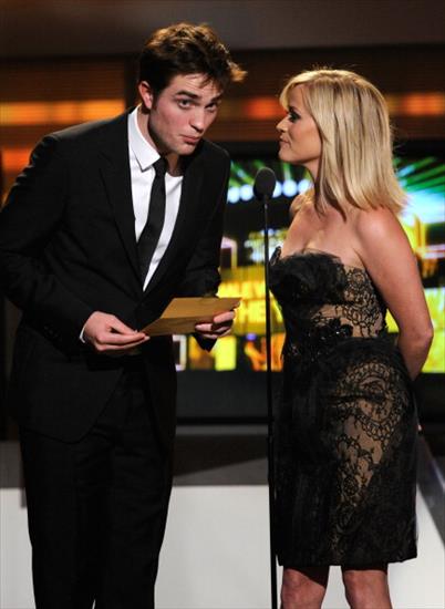 Country Music Awards 2011 - OnStageRobertPattinsonReeseWitherspoon4.jpg