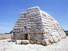 Prehistoria - obrazy - 220px-Tudons01. Megalityczny grobowiec komorowy polożony  na Balearach -  Minorca w Hiszpanii.jpg
