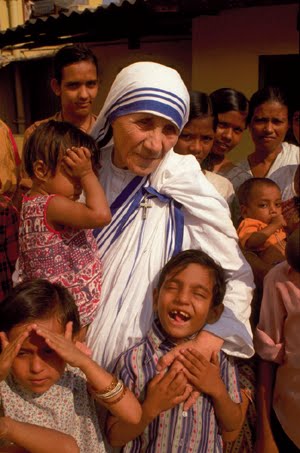 Matka Teresa z Kalkuty - Matka Teresa i dzieci.jpg