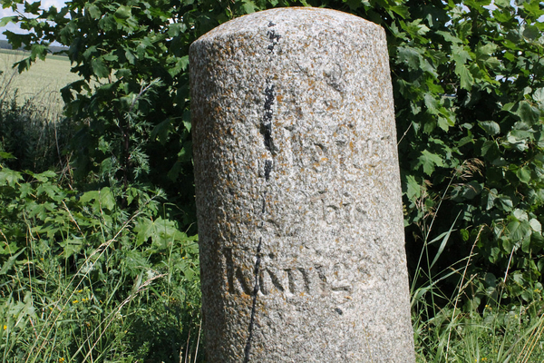 Bartoszyce  zdjęcia  ARCHIWALNE - Kamień milowy w okolicach Boryt z napisem -8 Meilen bis Knigsberg.2.jpg