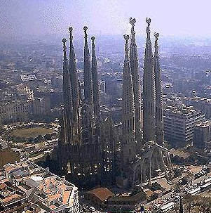SECESA W SZTUCE EUROPEJSKIEJ I MŁODA POLSKA - Antonio Gaudi - fasada bazyliki La Sargada Familia, widok z lotu ptaka.jpg