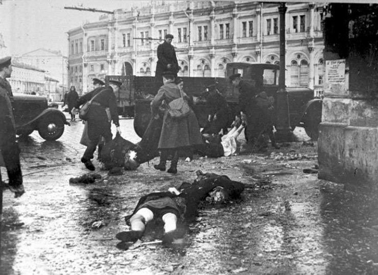 Rosja - 1941, Leningrad, civils dead from the german artillery.jpg