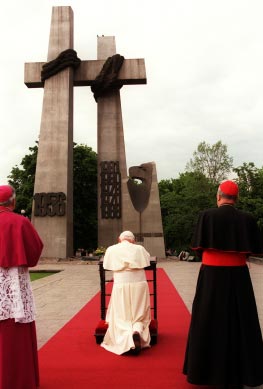 Pielgrzymki - POZNAŃ - 3 czerwca 1997. Papież modli się przed pomnikiem robotników poległych w Poznaniu w 1956.jpeg