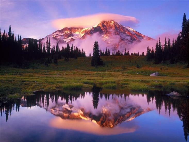 Krajobrazy różne - Mount-Rainier-and-Lenticular-Cloud-Reflected-at-Sunset_-Washington.jpg