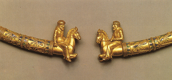 Scythians  Scytowie - Nieposkromieni w... - Finials of a bracelet with two facing ...men. Gold and enamel, 5th century B.C..jpg